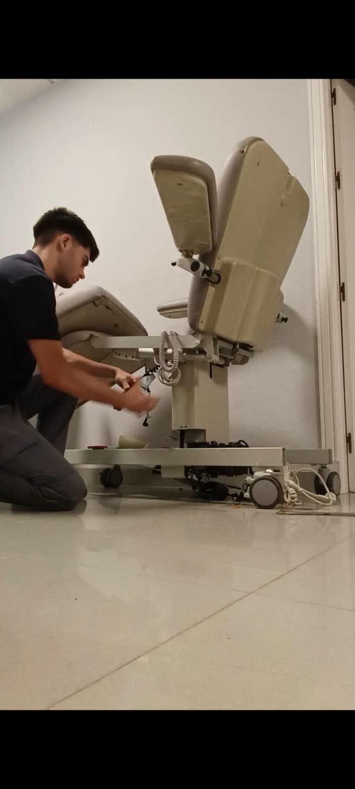 Mando y base de alimentación de un sillón eléctrico clínico